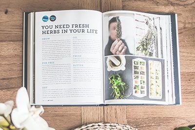 Cuisinier tenant un livre de cuisine